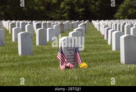 LeMay, Stati Uniti. 25 Maggio 2020. Le bandiere americane adornano un luogo della tomba in questa sezione del cimitero nazionale delle caserme di Jefferson il giorno del memoriale, lunedì 25 maggio 2020. Gli Scout decorano normalmente i 188,000 luoghi della tomba ma a causa delle preoccupazioni del coronavirus, gli scout non hanno posto le bandiere quest'anno. Photo by Bill Greenblatt/UPI Credit: UPI/Alamy Live News Foto Stock