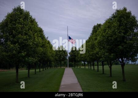 Manhattan, Kansas, Stati Uniti. 25 Maggio 2020. La bandiera americana vola a metà albero al Kansas Veteran's Cemetery il Memorial Day. Credit: Luke Townsend/ZUMA Wire/Alamy Live News Foto Stock