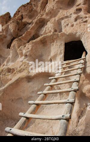 Primo piano di scala che conduce all'antica dimora sulla scogliera all'ingresso del Bandelier National Monument nel deserto del New Mexico Foto Stock