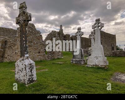 Cimitero monastico irlandese storico nella contea di Offaly, Irlanda Foto Stock