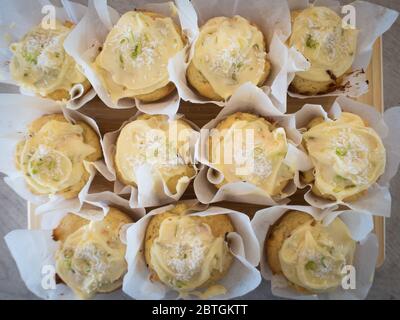 Utilizzando una centrifuga a mano in vetro e uno zester, estrarre il succo e macinare i limoni e i lime per una ricetta Foto Stock