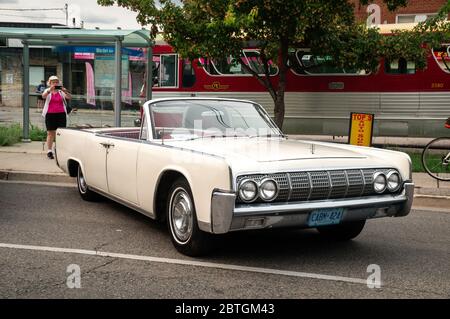 TORONTO, CANADA - 08 18 2018: 1964 Lincoln Continental convertibile oldtimer auto fatta da Lincoln, una divisione del automobilistico americano Ford Motor Foto Stock