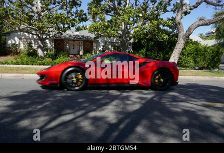 Beverly Hills, California, USA 25 Maggio 2020 UNA visione generale dell'atmosfera di una macchina che guida il 25 Maggio 2020 a Beverly Hills, California, USA. Foto di Barry King/Alamy Stock foto Foto Stock