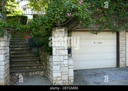 Los Angeles, California, USA 25 maggio 2020 UNA visione generale dell'atmosfera dell'ex casa di Jean Harlow, presumibilmente infestata, al 1353 Club View Drive il 25 maggio 2020 a Los Angeles, California, USA. Foto di Barry King/Alamy Stock foto Foto Stock