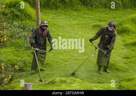 LA CALERA, COLOMBIA - MAGGIO, 2020: Uomo che indossa le attrezzature di sicurezza personale di protezione e maschera facciale durante la pandemia del coronavirus Foto Stock