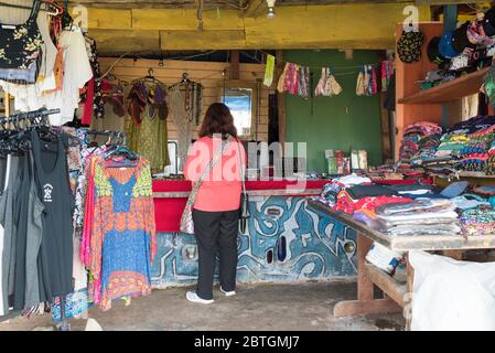 Cabo Polonio, Rocha / Uruguay; 30 dicembre 2018: Donna vista da dietro, shopping in un negozio di abbigliamento e artigianato nella città turistica spiaggia Foto Stock