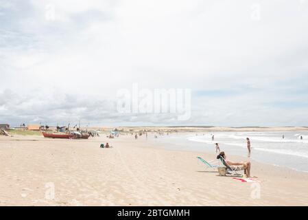 Cabo Polonio, Rocha / Uruguay; 30 dicembre 2018: Paesaggio estivo, barche in riva al mare e persone che si godono sulla spiaggia Foto Stock