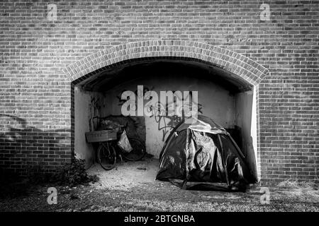 tenda senza dimora a brighton sotto un arco Foto Stock