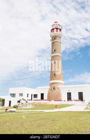 Vista estiva del faro di Cabo Polonio, a Rocha, Uruguay; una bella destinazione turistica Foto Stock