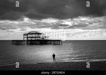 Uomo a fotografare il Molo Ovest di Brighton Foto Stock