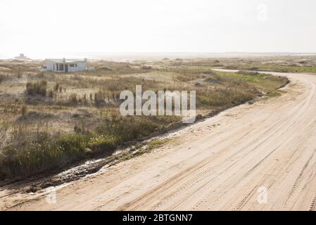 Cabo Polonio, Rocha / Uruguay; 30 dicembre 2018: Strada sabbiosa con piste per camion Foto Stock