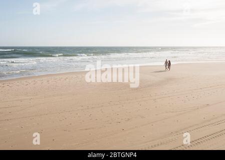 Cabo Polonio, Rocha / Uruguay; 30 dicembre 2018: spiaggia con tracce di persone e camion, al tramonto Foto Stock