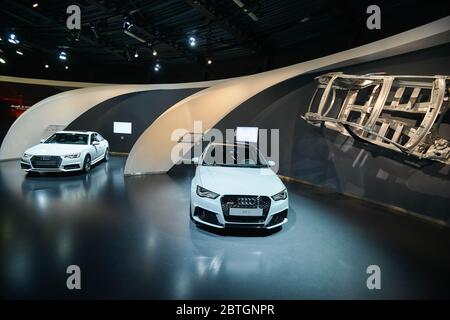 La fabbrica di costruzione di automobili Volkswagen/VW con i tubi dello stabilimento Volkswagen nell'Autostadt a Wolfsburg. WOLFSBURG, GERMANIA. 19 maggio 2016 Foto Stock