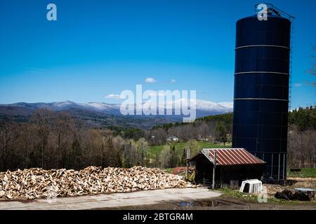La primavera viene al paesaggio rurale dello stato del Vermont, New England, USA. Foto Stock