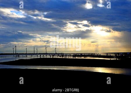 Zone umide di Gaomei durante il tramonto con lo sfondo di turbine eoliche a Taiwan Taichung, Foto Stock