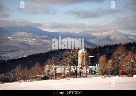 Winter scene of a farm in East Montpelier, Vermont, in the Green Mountains, northern New England, USA. Foto Stock