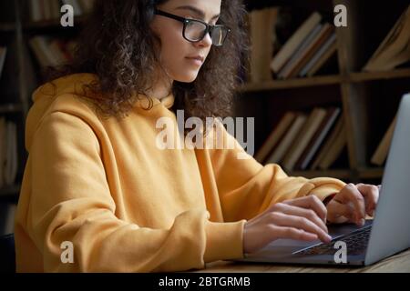 Serio studente ispanico adolescente ragazza università utilizzando il laptop studio lavoro on-line. Foto Stock
