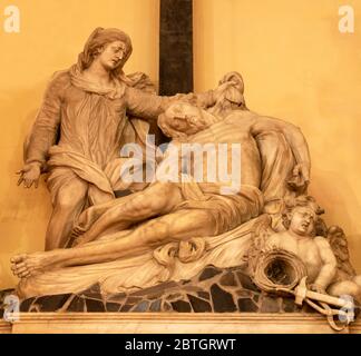 RAVENNA, ITALIA - 27 GENNAIO 2020: La Pieta marmorea (deposizione) in chiesa barocca Chiesa di Santa Maria del Suffragio di Giovanni Toschini. Foto Stock