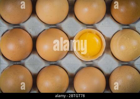 Belle uova di pollo fresche, armadio in scatola di uova. Foto Stock