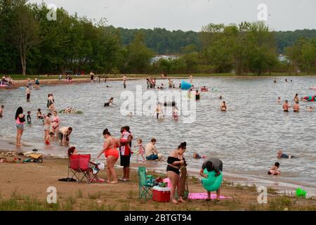 Bloomington, Stati Uniti. 25 Maggio 2020. Fairfax Beach al Lago Monroe è occupato il Memorial Day in mezzo COVID-19 pandemia. La maggior parte dell'Indiana si sposta alla fase 2, il governatore Eric Holcomb annuncia i piani per la riapertura dello stato dopo essere stato su ordini di soggiorno a casa per diverse settimane. Credit: SOPA Images Limited/Alamy Live News Foto Stock