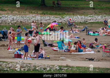 Bloomington, Stati Uniti. 25 Maggio 2020. Fairfax Beach at Lake Monroe è occupato il Memorial Day in mezzo alla pandemia COVID-19.la maggior parte dell'Indiana si sposta alla fase 2, il governatore Eric Holcomb annuncia piani per la riapertura dello stato dopo essere stato su ordini di soggiorno a casa per diverse settimane. Credit: SOPA Images Limited/Alamy Live News Foto Stock