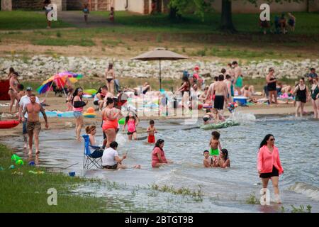 Bloomington, Stati Uniti. 25 Maggio 2020. Fairfax Beach al Lago Monroe è occupato il Memorial Day in mezzo COVID-19 pandemia. La maggior parte dell'Indiana si sposta alla fase 2, il governatore Eric Holcomb annuncia i piani per la riapertura dello stato dopo essere stato su ordini di soggiorno a casa per diverse settimane. Credit: SOPA Images Limited/Alamy Live News Foto Stock