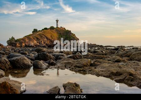 Casa luminosa a Lanta Krabi con riflessi d'acqua e cielo durante il tramonto. Destinazione di viaggio e concetto di ambiente naturale. Foto Stock