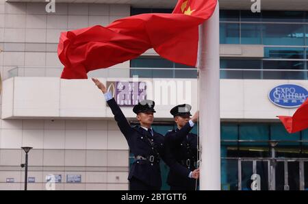 26 maggio 2020, Hong Kong, CINA: I cadetti dell'Accademia di polizia di Hong Kong eseguono il rituale giornaliero della cerimonia di innalzamento della bandiera alla Piazza Golden Bauhinia al mattino. La cosiddetta legge nazionale sull'inno, che vieta a Hong Kongers di "insultare" la 'dignità' dell'inno nazionale della RPC, passerà domani in seconda lettura alla HKSAR LegCo. I legislatori Pro-Pechino stanno spingendo a legiferare la ' Legge nazionale di inno ' controversia admist della mossa di Pechino di legaliizzare la LEGGE NAZIONALE DI SICUREZZA di HK, introducendo il sistema di polizia cinese della terraferma in un ex colonia britannica.May-26, 2020 Hong Kong.ZUMA/Liau Chung-ren (Credit Foto Stock