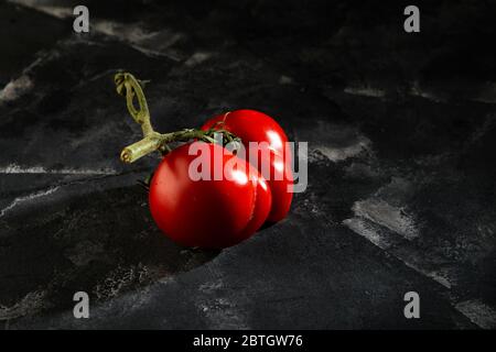 Frutta o verdura brutta. Pomodoro mutante gravemente malformato. I negozi di alimentari preferiscono soprattutto frutta e verdura di qualità migliore. La frutta brutta non è in alta d Foto Stock