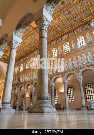 Ravenna, ITALIA - 29 GENNAIO 2020: La navata della chiesa Basilica di Sant'Apolinare in Classe dal 6. Cent. Foto Stock