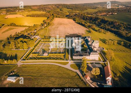 Il Kuks Hospital è un ex istituto di cura per veterani militari in Kuks nel distretto di Trutnov, gestito tra il 1744 e il 1938. Foto Stock