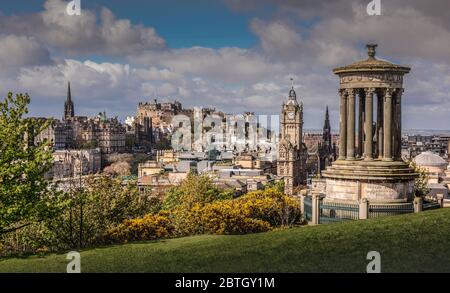 Edimburgo , Scozia , Regno Unito una vista dello skyline di Edimburgo da Carlton Hill. Visualizza spettacoli Castello di Edimburgo, Balmoral Hotel (orologio) Dugald Stewart Mon Foto Stock