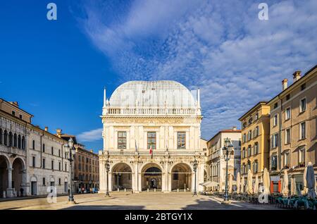 Palazzo della Loggia Palazzo del Municipio Palazzo in stile rinascimentale e luci di piazza della Loggia, centro storico di Brescia, sfondo blu cielo, Lombardia, Italia settentrionale Foto Stock