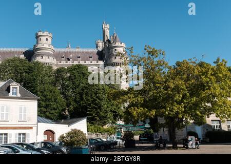 Il castello de Pierrefonds del XV secolo, nella regione Oise della Francia settentrionale (Hauts-de-France) come visto dal villaggio di Pierrefonds Foto Stock