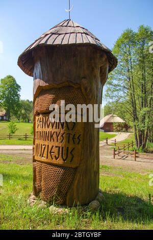 L'insegna di ingresso in legno intagliato presenta un design a nido d'ape. Presso l'antico Museo dell'apicoltura nel Parco Nazionale di Aukštaitija in Lituania. Foto Stock