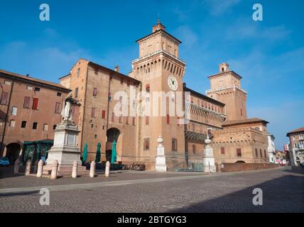 Ferrara - il castello Castello Estense con la memoria di Girolamo Savonarola. Foto Stock