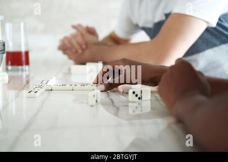 Coppia Interracial felice che ha divertimento giocando Domino a casa Foto Stock