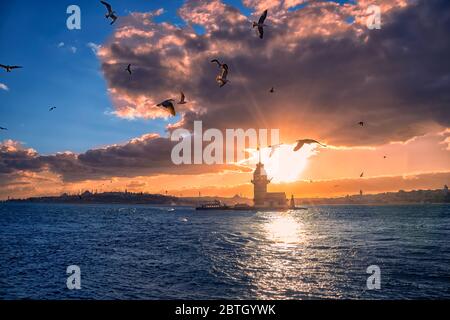 Istanbul Maiden Tower da est al tramonto. In lontananza ci sono monumenti come la Moschea Blu, la Basilica di Santa Sofia e il Palazzo Topkapi Foto Stock