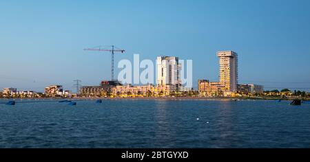 Skyline di Nesselande durante l'ora blu. Il neigbourhood è un sobborgo della città di Rotterdam. Sul sito della gru verrà costruito un nuovo grattacielo. Foto Stock