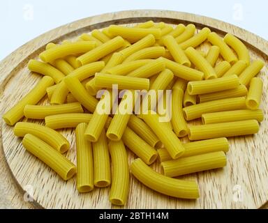 RAW italiano Sedani rigati. Specialità di pasta italiana di maccheroni. Foto Stock