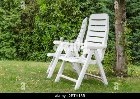 Sedie da giardino bianche su erba sotto un ciliegio, Germania, Europa occidentale Foto Stock