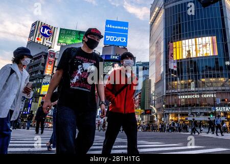 Tokyo, Giappone. 25 Maggio 2020. La gente indossa maschere facciali come misura preventiva contro la diffusione del coronavirus a Tokyo mentre attraversa la strada.il Ministero della Salute del Giappone ha registrato un totale di 16,581 infezioni, 830 morti e 13,612 recuperati dall'inizio dell'epidemia. Credit: SOPA Images Limited/Alamy Live News Foto Stock