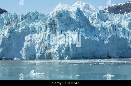 La faccia di un ghiacciaio nel Glacier Bay National Park and Preserve dell'Alaska Foto Stock