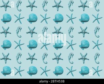 Collezione di diverse conchiglie, motivo senza cuciture di conchiglie turchesi su sfondo blu, concetto di vacanza estiva. Foto Stock