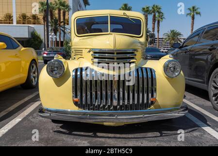 Camion americano Chevrolet vecchio giallo. Foto Stock
