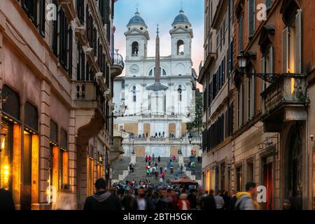 Vecchia strada accogliente vicino a Piazza di Spagna a Roma, Italia Foto Stock