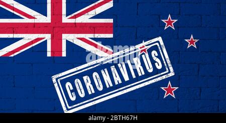 Bandiera del nuovo-Zeland con proporzioni originali. Stampato di Coronavirus. Struttura muraria in mattoni. Concetto di virus corona. Sul bordo di un COVID-19 o 2019 Foto Stock