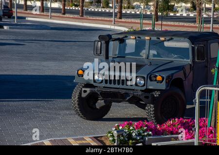 H1 Hummer Sports Utility Vehicle (SUV) una potente macchina militare 4x4 per viaggi fuoristrada e combattimenti. Parcheggiato in un sacco. Foto Stock