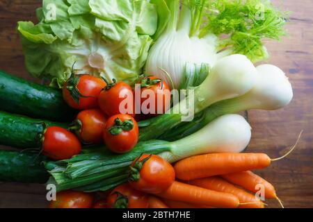 Alimentazione sana con verdure fresche crude: Vista dall'alto piatta di un gruppo di ingredienti per insalata, lattuga, pomodori, cetrioli, finocchio, cipollotti, un Foto Stock