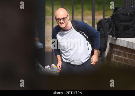 Il primo ministro Dominic Cummings arriva a Downing Street, Londra, il giorno dopo aver tenuto una conferenza stampa sulle accuse che ha violato le restrizioni di blocco del coronavirus. Foto Stock